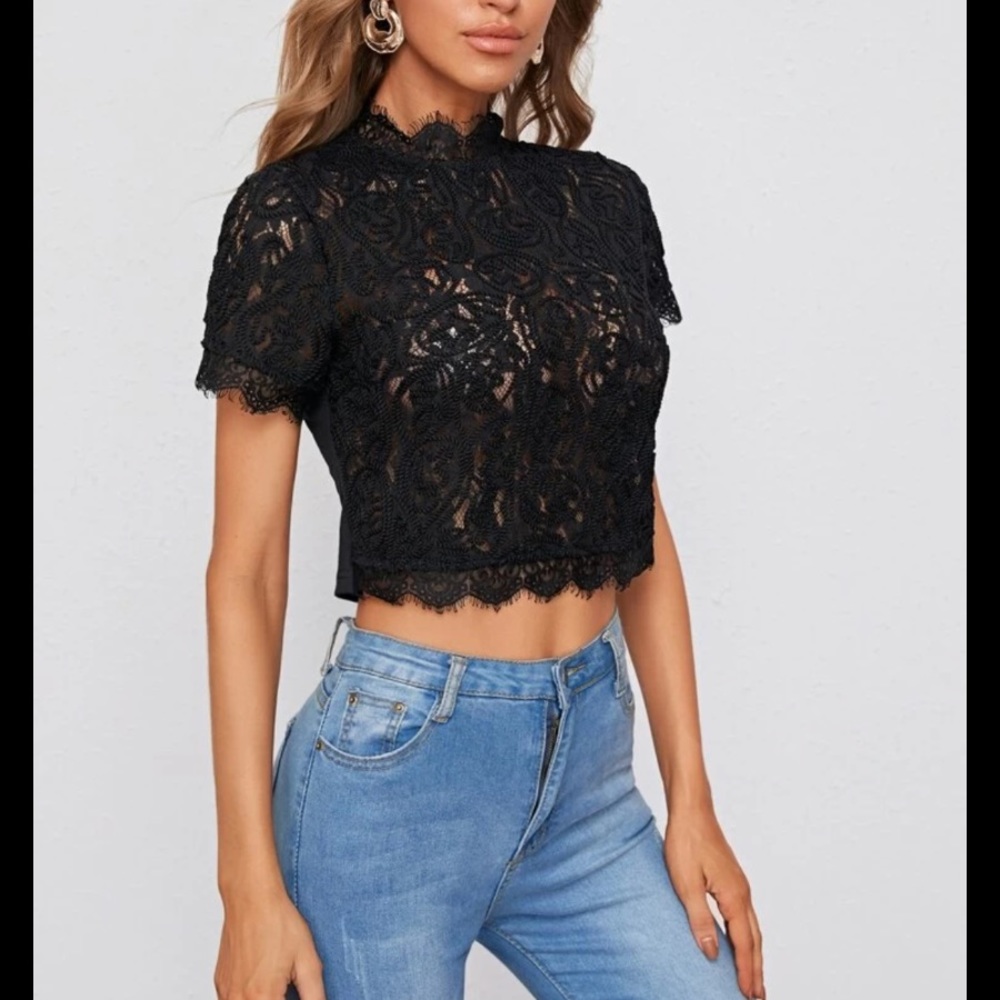 💥1 Left💥 🆕 XL Mock-Neck Lace Crop Top - Picture 2 of 9